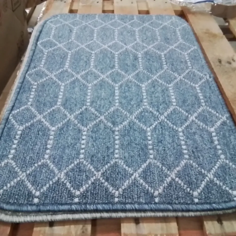 QUALITY DESIGNER AREA RUG - APPROXIMATELY 75X50CM