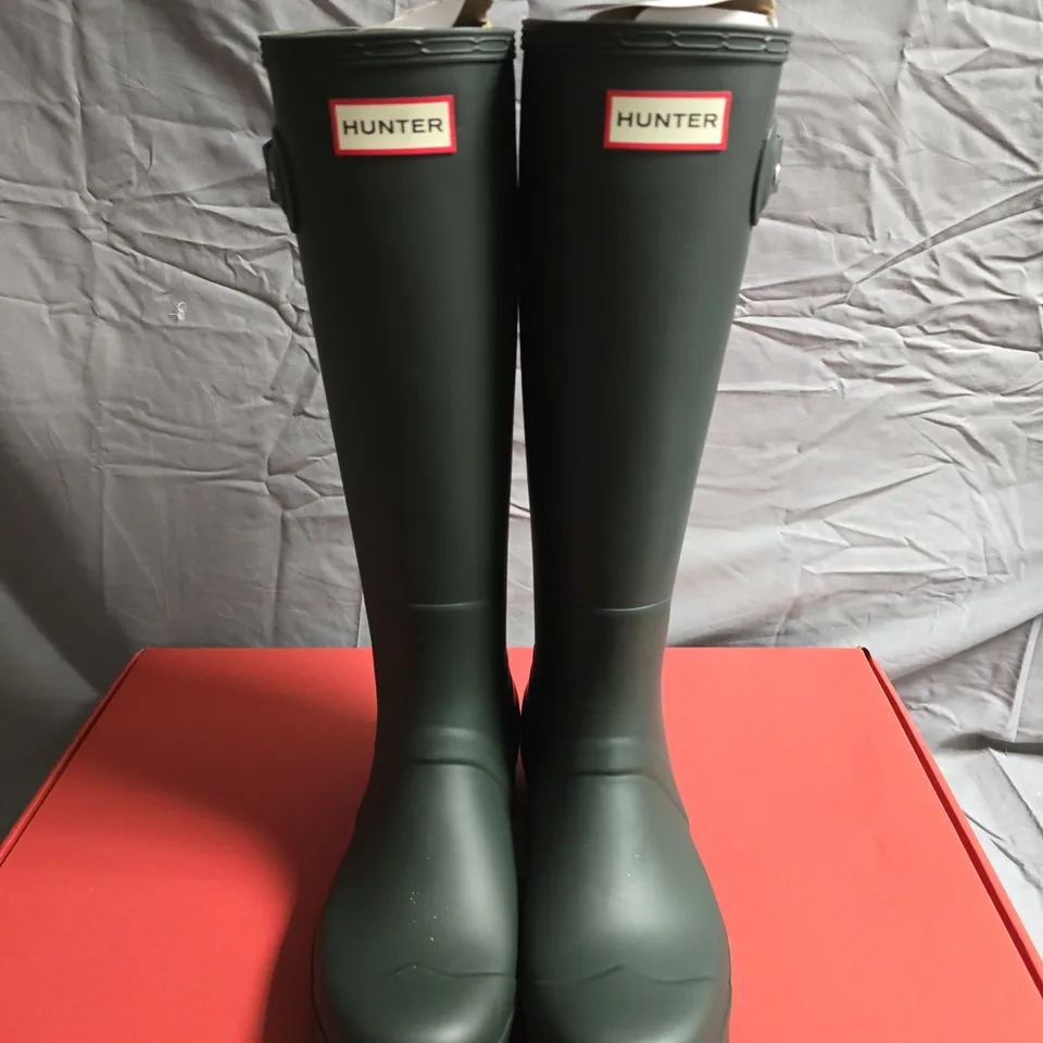 BOXED PAIR OF HUNTER MENS ORIGINAL TALL BOOTS - UK SIZE 9
