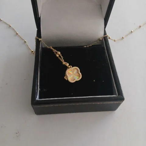 9CT GOLD NECKLACE WITH FOUR-LEAF CLOVER PENDANT – IRIDESCENT CENTRE