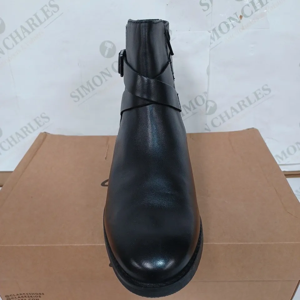 BOXED PAIR OF CLARKS WOMEN'S HAMBLE BUCKLE LEATHER ANKLE BOOTS - BLACK / SIZE: 6 UK 