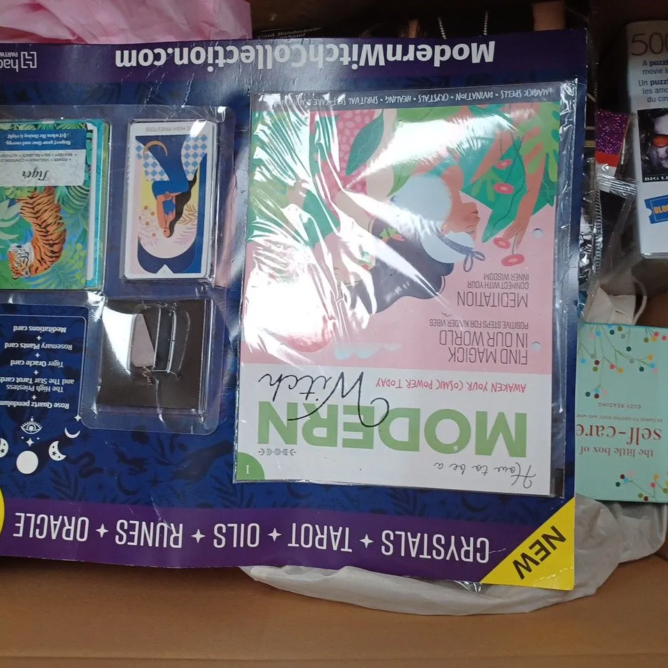 BOX OF APPROX 20 ASSORTED TOYS TO INCLUDE - WENTWORTH WOODED PUZZEL LONDON CITYSCAPE - SLAZENGER WIMBLEDON TENNIS BALLS - THE BIG LEBOWSKI PUZZEL 500 PEICE ECT