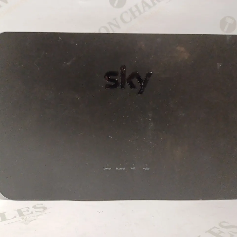 SKY Q BROADBAND HUB 4 - BLACK SR203
