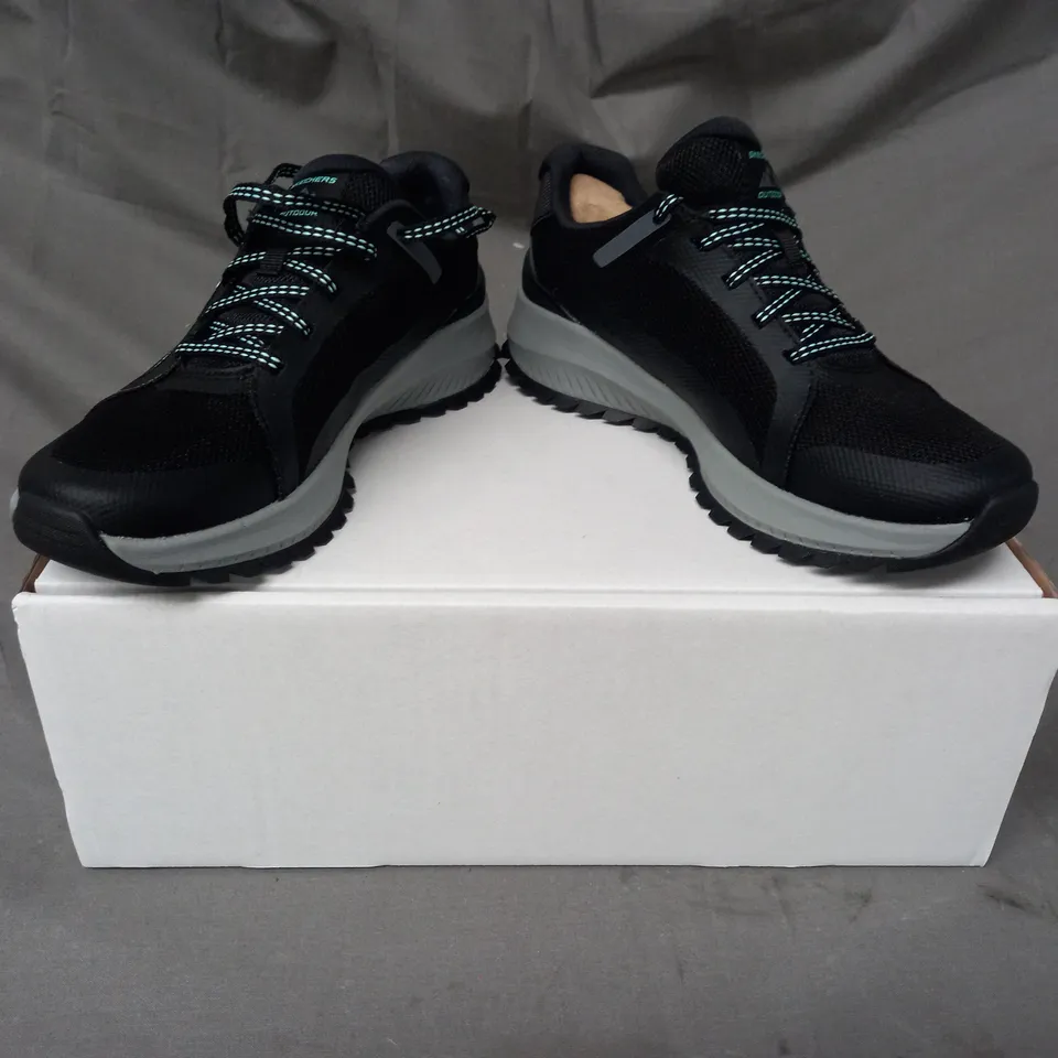 BOXED PAIR OF SKECHERS ARCH FIT TRAINERS IN BLACK SIZE 3.5