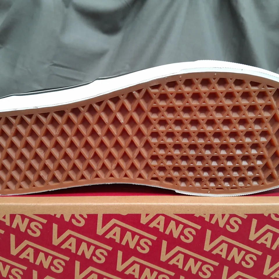 BOXED VANS OF THE WALL BLACK/WHITE TRAINERS - UK 8