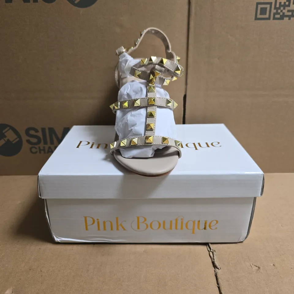 BOXED PAIR OF PINK BOUTIQUE OPEN TOE BLOCK HEEL SANDALS IN NUDE W. GOLD TONE STUDS SIZE UK 4