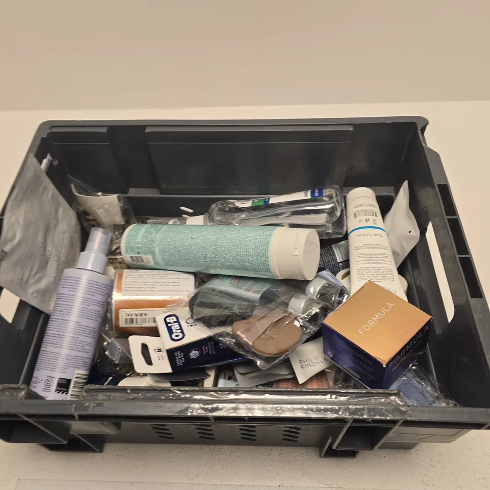 TOTE OF APPROXIMATELY 10 ASSORTED BEAUTY PRODUCTS INCLUDING JOICO SHAMPOO, FORMULA SLEEP CREAM AND ORAL B IO ULTIMATE CLEAN TOOTHBRUSH HEADS