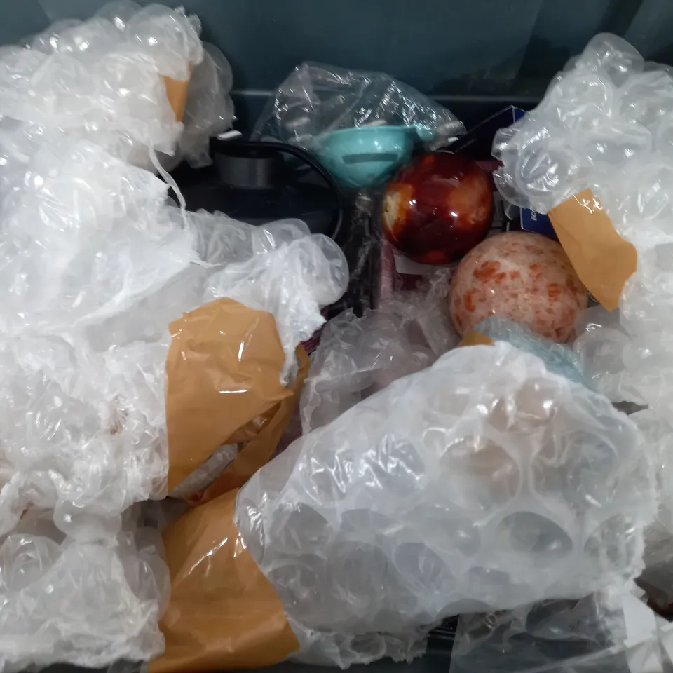 BOX OF APPROXIMATELY 12 ASSORTED ITEMS TO INCLUDE - MINI PAPER CUTTER - BOARD PINS - SPACEGOODS THERMAL CUP ECT