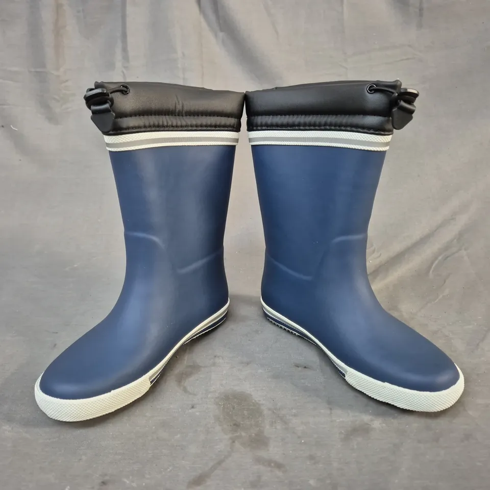 BOXED PAIR OF SPOTTY OTTER FLEECE LINED WELLIES IN NAVY UK SIZE 2