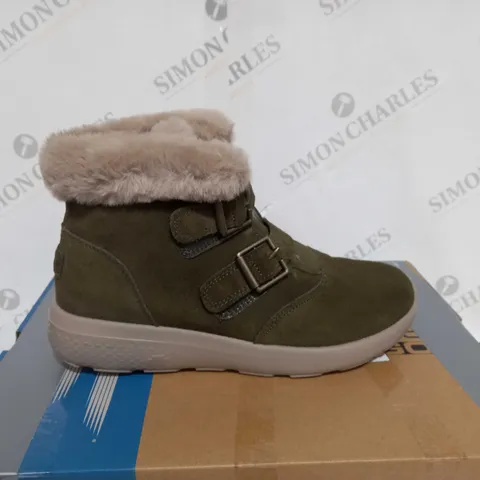 SKETCHERS ON THE GO BOOTS SIZE 4.5