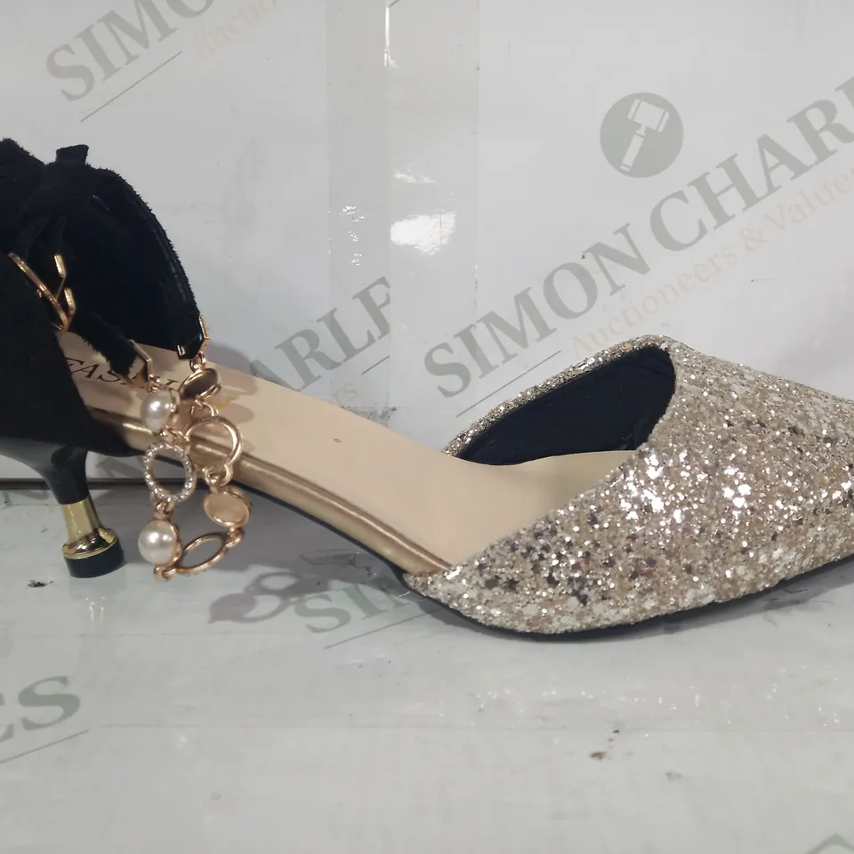 PAIR OF FASHION LOW HEEL POINTED TOE SHOES IN BLACK/METALLIC LIGHT GOLD W. SEQUINS EU SIZE 41