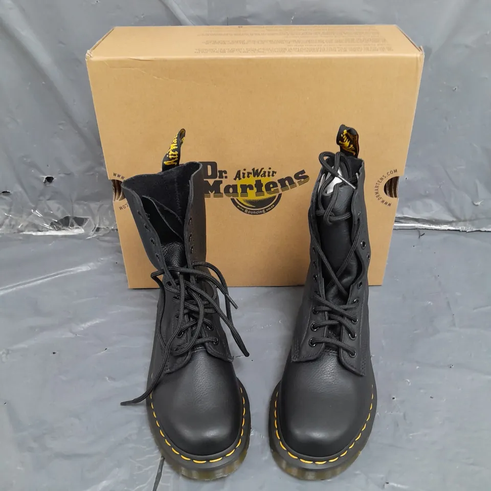 BOXED PAIR OF DR.MARTENS BLACK VIRGINIA BOOT UK SIZE 5