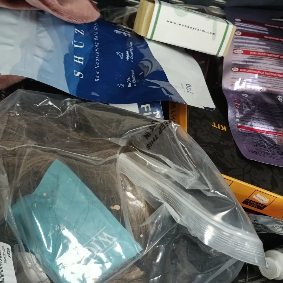 APPROXIMATELY 10 ASSORTED COSMETIC ITEMS TO INCLUDE BOBYACCEL, L'ORÉAL, ETC - COLLECTION ONLY