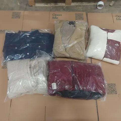 PALLET CONTAINING APPROXIMATELY 100x BRAND NEW ASSORTED DESIGNER CLOTHING ITEMS INCLUDING: SNOWDONIA JACKET, SIMPLY BE JACKETS, JD WILLIAMS JACKETS ECT