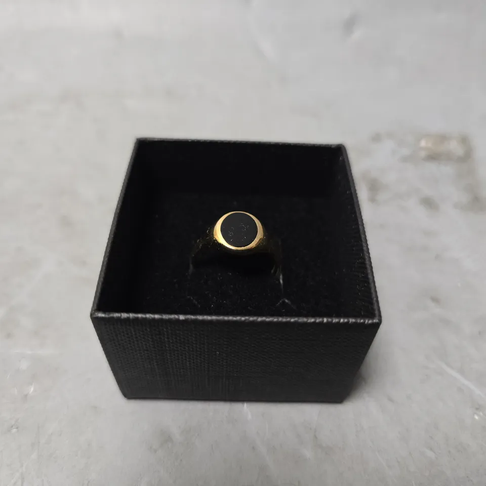 THE LOVE COLLECTION 9CT GOLD ROUND ONYX SIGNET RING - SIZE UNSPECIFIED 