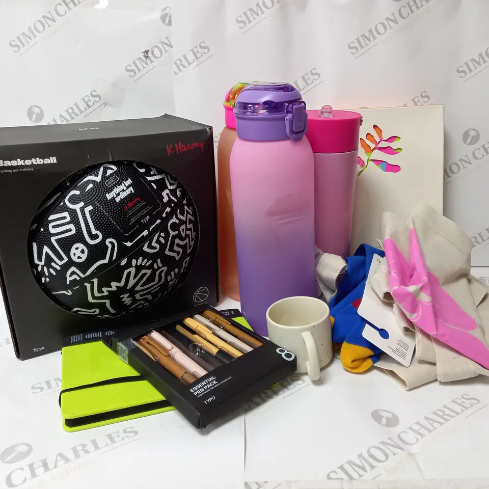 APPROXIMATELY 10 ASSORTED ITEMS TO INCLUDE TYPO KEITH HARING BASKETBALL SIZE 7, METAL DRINK BOTTLE, NOTEBOOK BUNDLE ETC. 