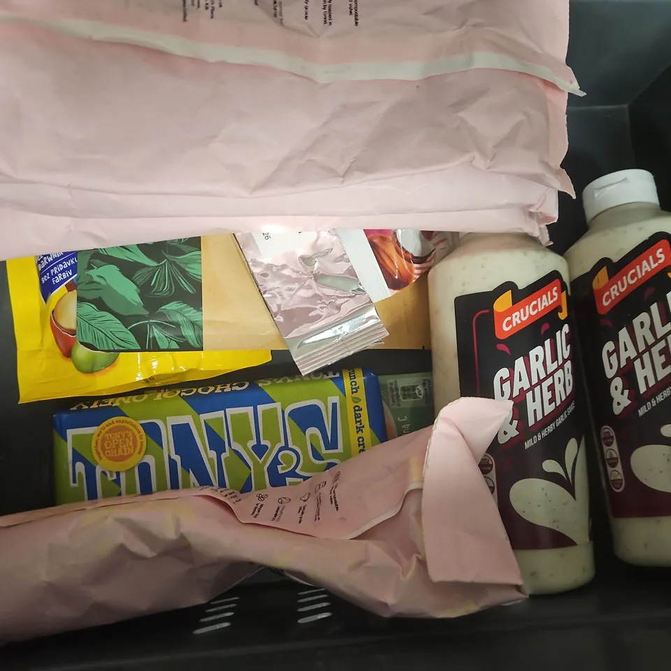 APPROXIMATELY 10 ASSORTED FOOD AND DRINK ITEMS TO INCLUDE GARLIC & HERB SAUCE, CAFFE MACCHIATO SACHETS, ETC