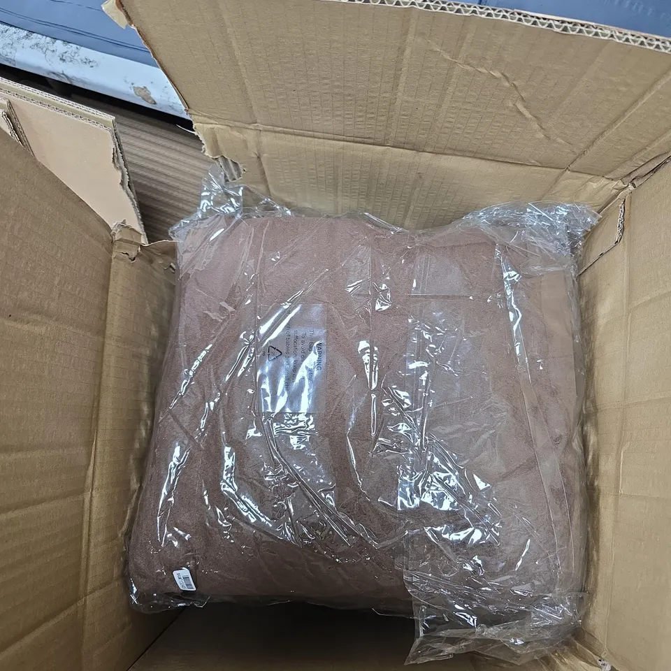 BOX OF APPROXIMATELY 8 BROWN THROWS 