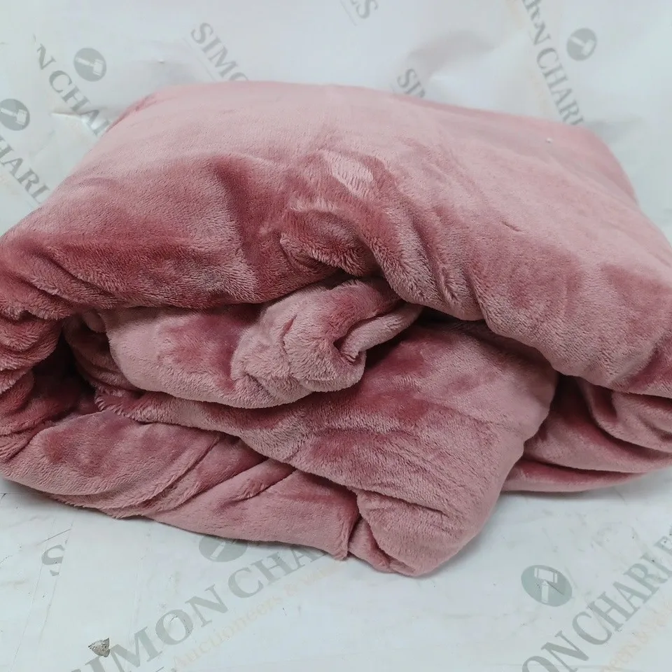 COZEE HOME REVERSIBLE VELVETSOFT & SHERPA THROW VINTAGE ROSE