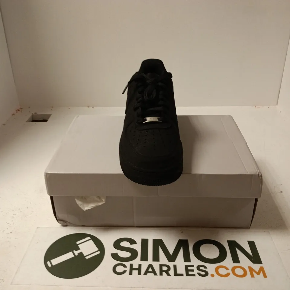 BOXED PAIR OF NIKE AIR FORCE 1 07 SHOES IN BLACK - UK 8.5