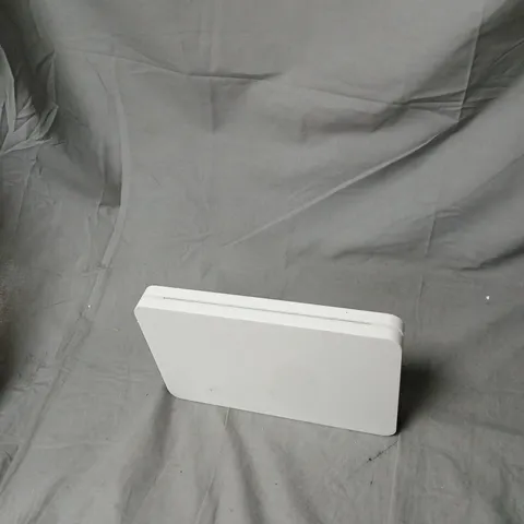 SKY SR213-02-UK-WHITE WIRELESS ROUTER/HUB NO CHARGER NOT TESTED .