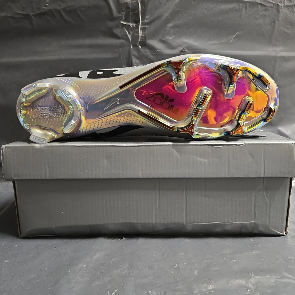 BOXED PAIR OF NIKE AIR ZOOM FLYKNIT FOOTBALL BOOTS IN GREY/BLACK SIZE UK 9.5