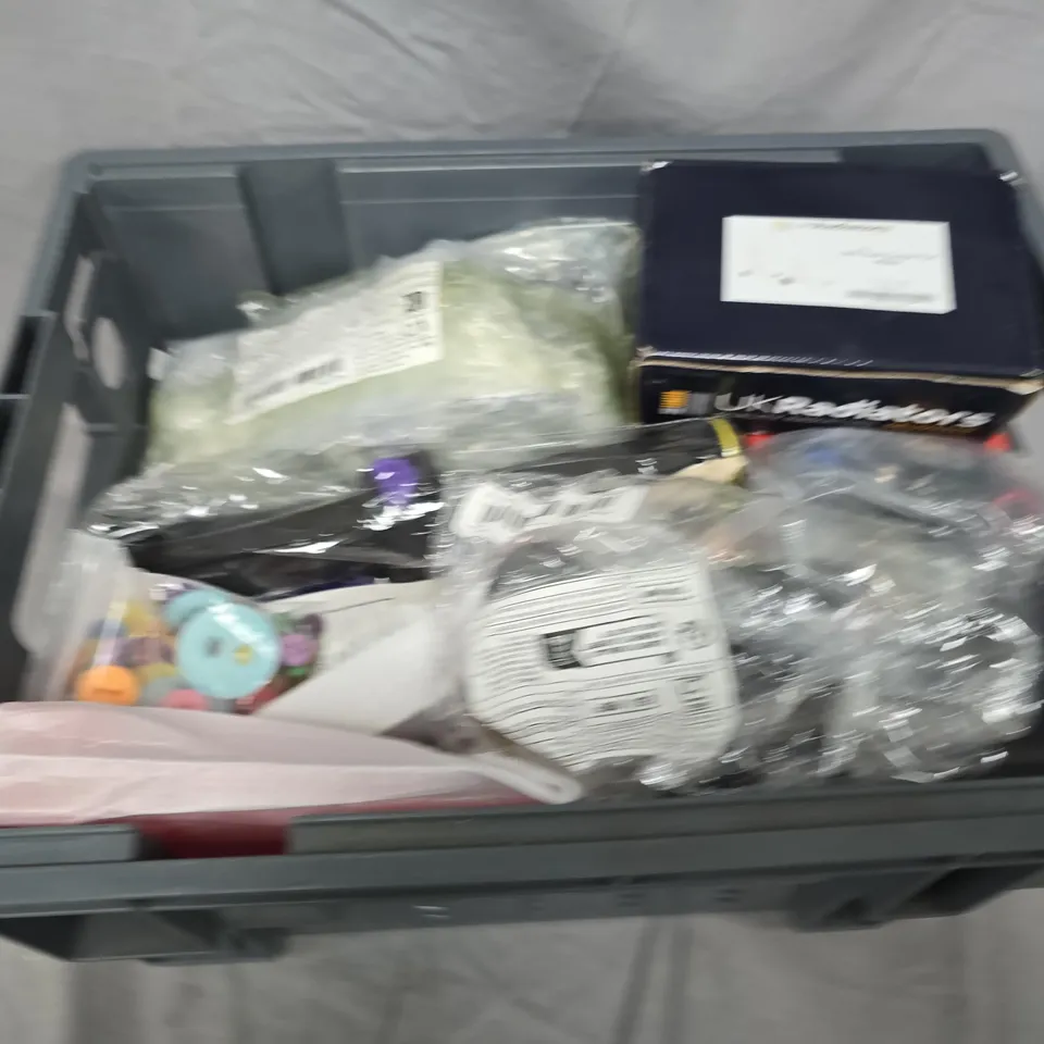 APPROXIMATELY 20 ASSORTED HOUSEHOLD ITEMS 