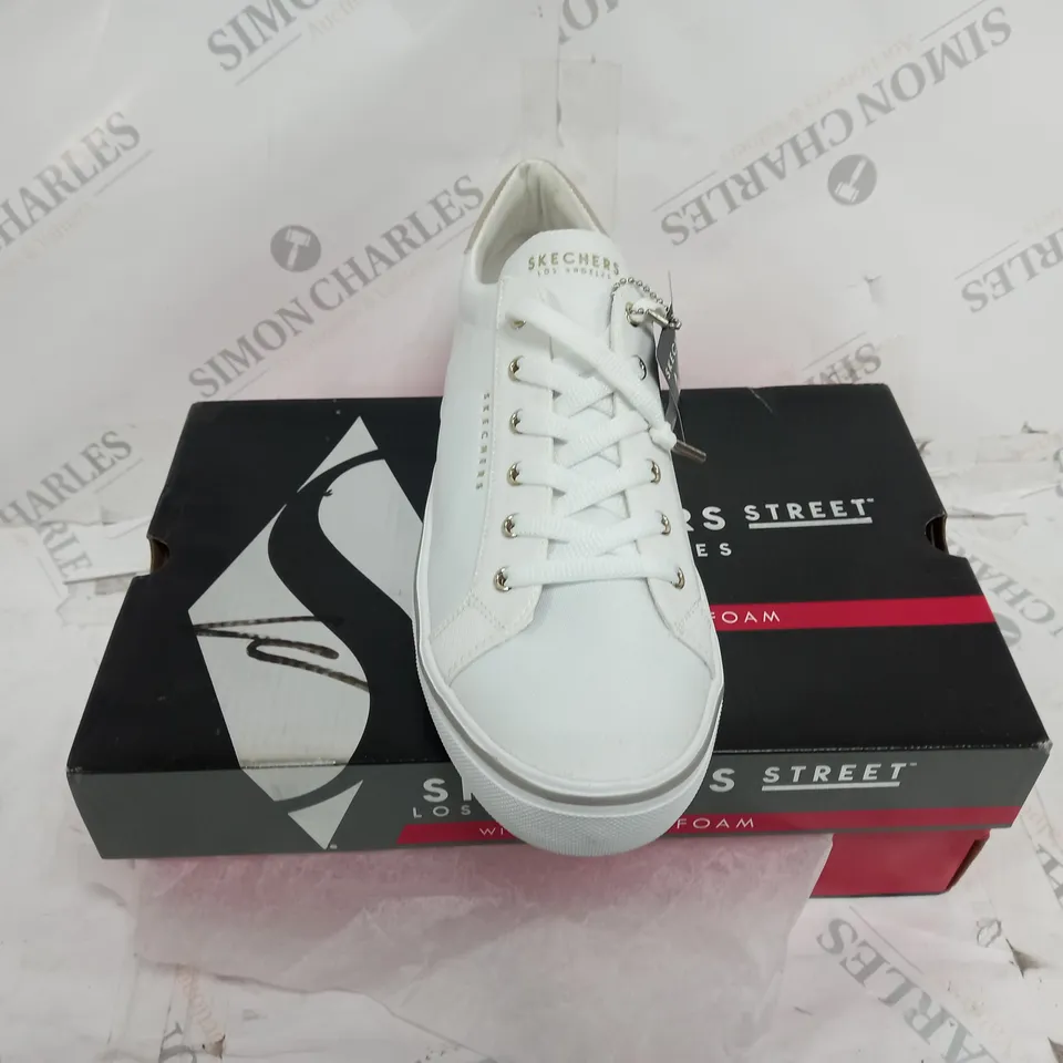 SIZE 8 SKECHERS STRETCH LACE TRAINER WHITE