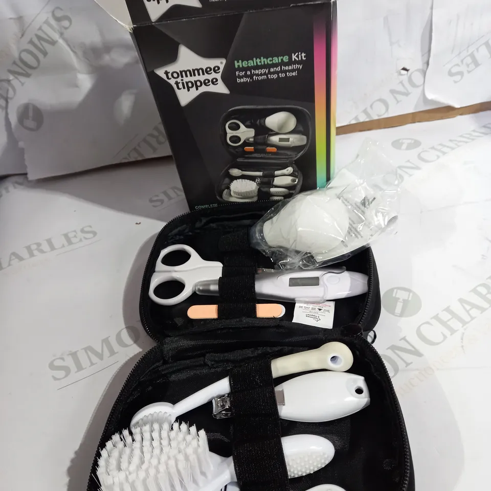 TOMMEE TIPPEE CLOSER TO NATURE HEALTHCARE & GROOMING KIT