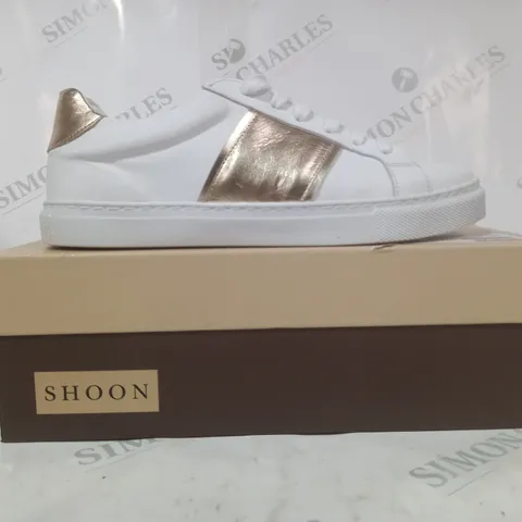 BOXED PAIR OF SHOON LACE UP TRAINERS IN WHITE/METALLIC GOLD SIZE 6
