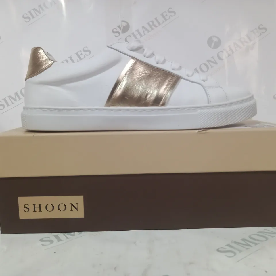 BOXED PAIR OF SHOON LACE UP TRAINERS IN WHITE/METALLIC GOLD SIZE 6