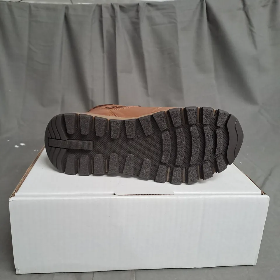 BOXED PAIR OF ADESSO BOOTS IN BROWN & ANIMAL PRINT COLOUR SIZE 3