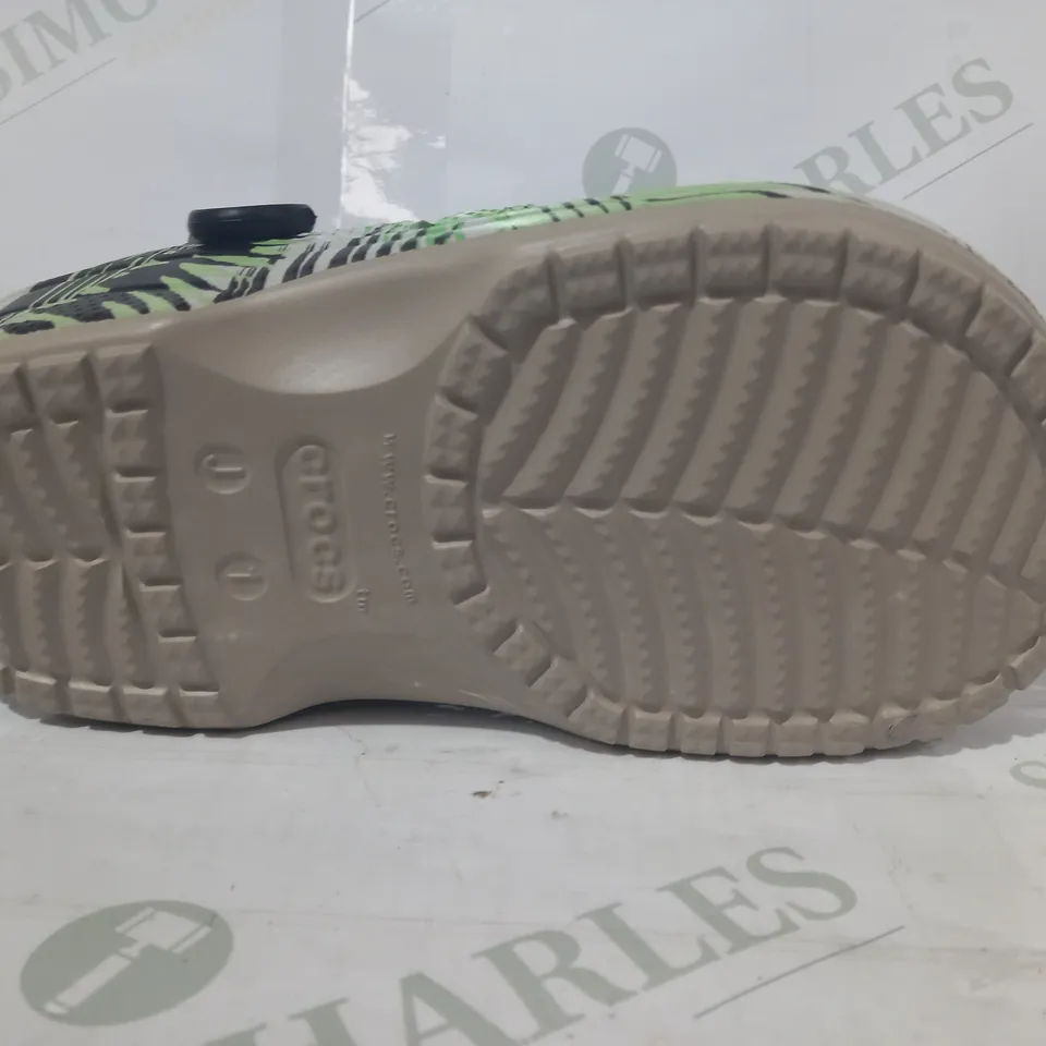 BOXED PAIR OF CROCS BAYA TROPICAL PRINT KIDS CLOGS IN GREEN SIZE 1