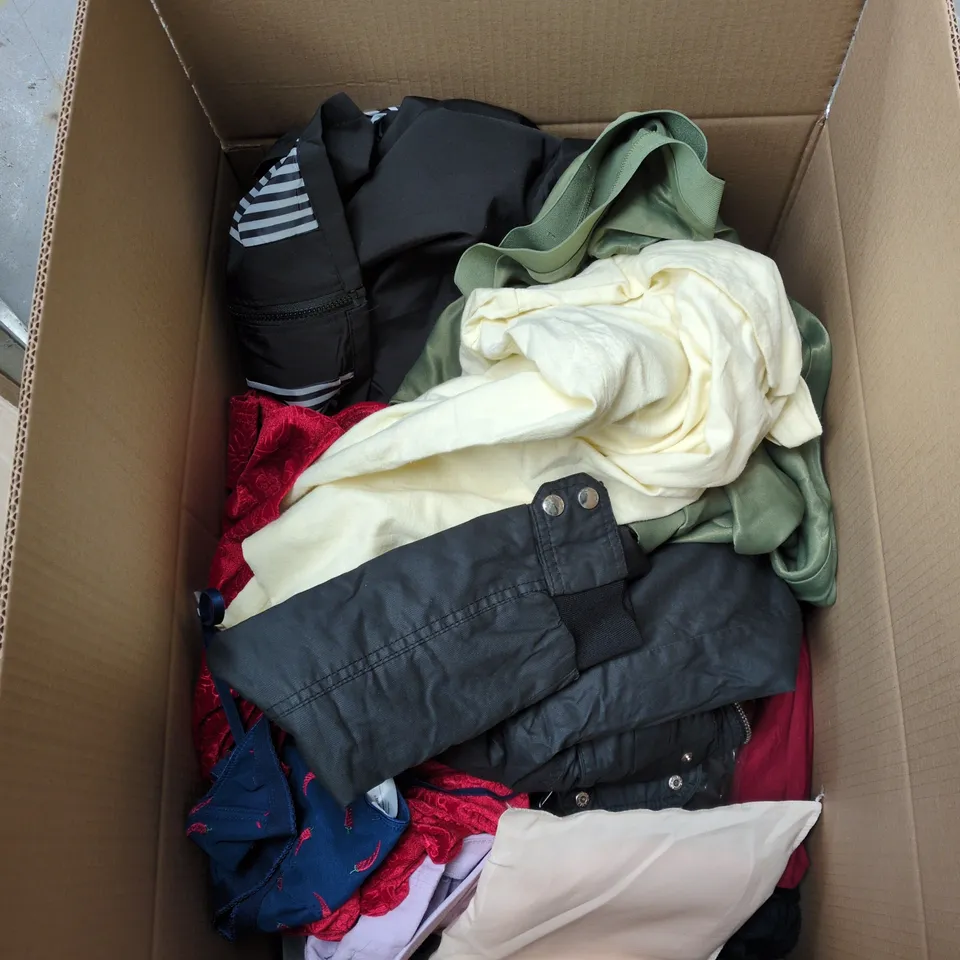 BOX OF APPROXIMATELY 15 ASSORTED CLOTHING ITEMS TO INCLUDE FARAH JUMPER, JEANS, SHAPERMINT ALL DAY SCOOP CAMI ETC