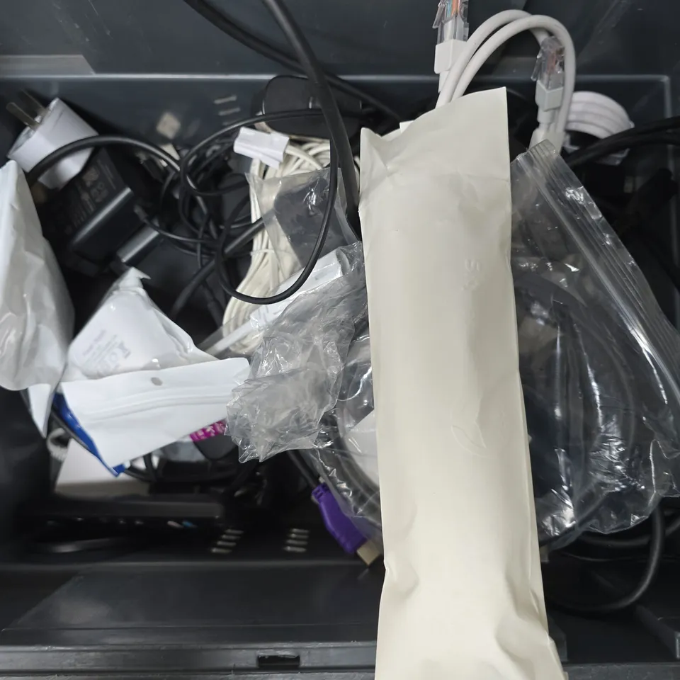 APPROXIMATELY 15 ASSORTED HOUSEHOLD ITEMS TO INCLUDE OPTIC FIBER CABLE, TECKNET WIRELESS MOUSE, SKY MINI BOX, ETC