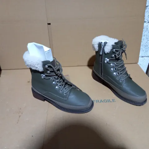 EMU AUSTRALIA OKAB DARK OLIVE BOOT SIZE 5 