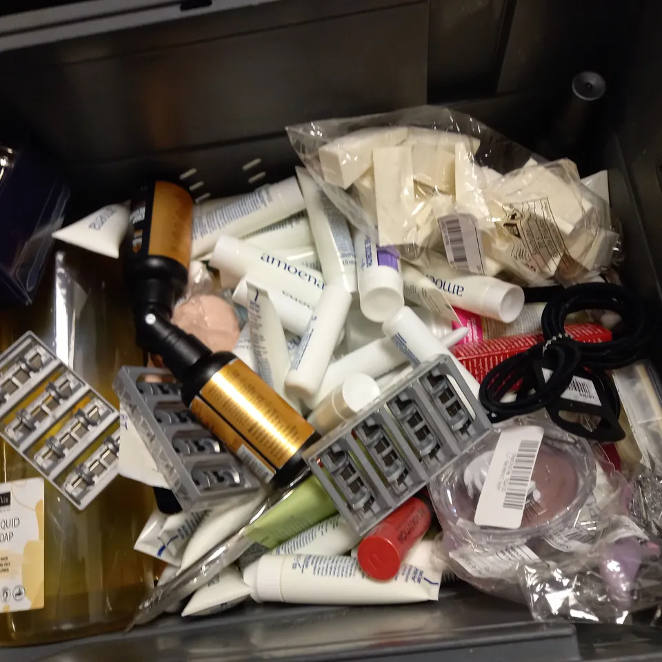 LOT OF HOUSEHOLD ITEMS TO INCLUDE PORTABLE COMPRESSION TOWELS