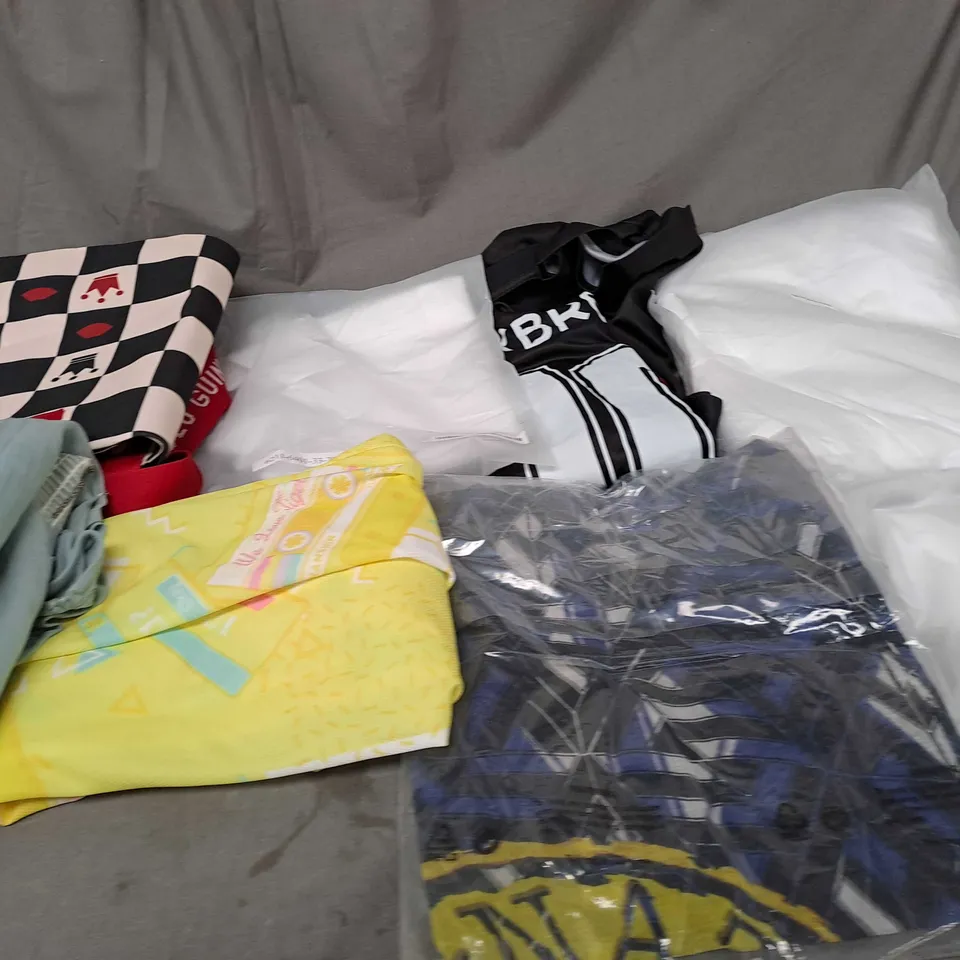 BOX OF ASSORTED CLOTHING ITEMS IN VARIOUS COLOURS, SIZES AND STYLES