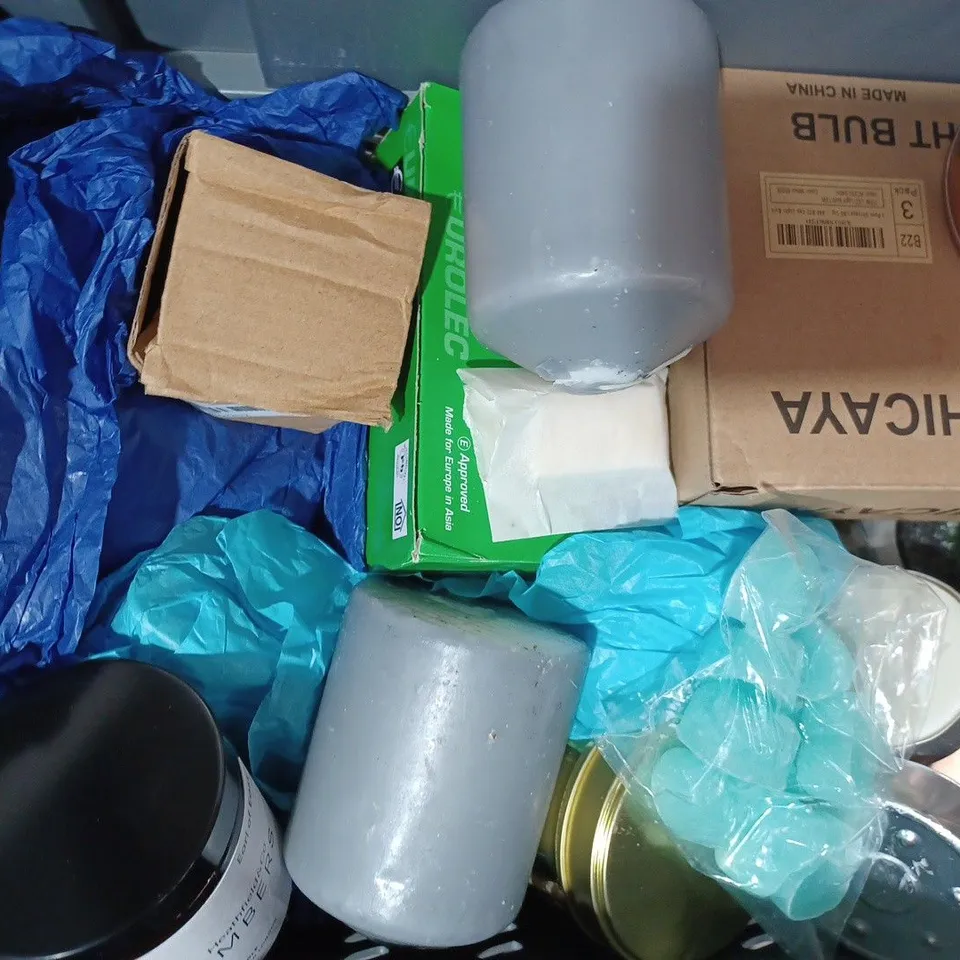 APPROXIMATELY 15 ASSORTED HOUSEHOLD ITEMS TO INCLUDE SCENTSY WAX MELTS, LED LIGHT BULB, ETC