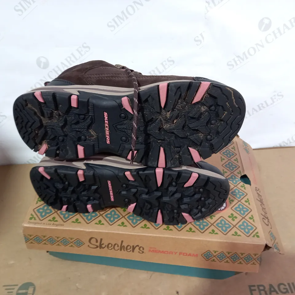BOXED PAIR OF SKECHERS BROWN BOOTS- SIZE 5