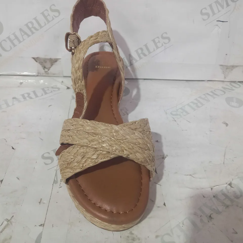 DUNE LINNIE CROSS STRAP FLATFORM SANDALS SIZE 5