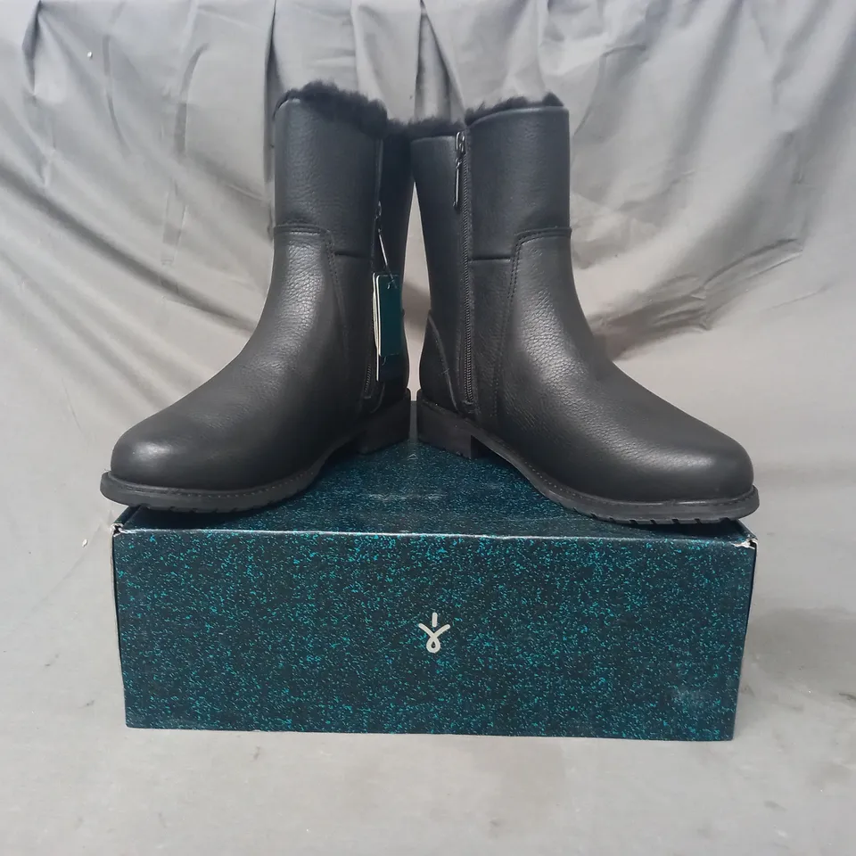 BOXED PAIR OF EMU AUSTRALIA LOW HEEL ANKLE BOOTS IN BLACK SIZE 7