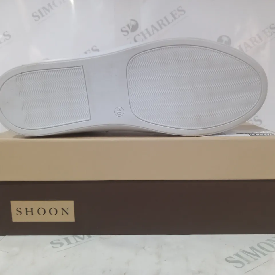 BOXED PAIR OF SHOON LACE UP TRAINERS IN NAVY/METALLIC PEWTER SIZE 6