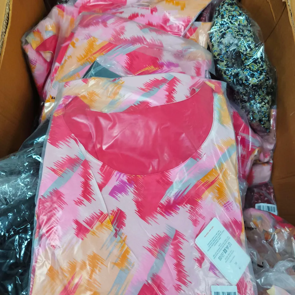 APPROXIMATELY 30 ASSORTED WOMENS CLOTHING ITEMS IN VARIOUS SIZES & STYLES