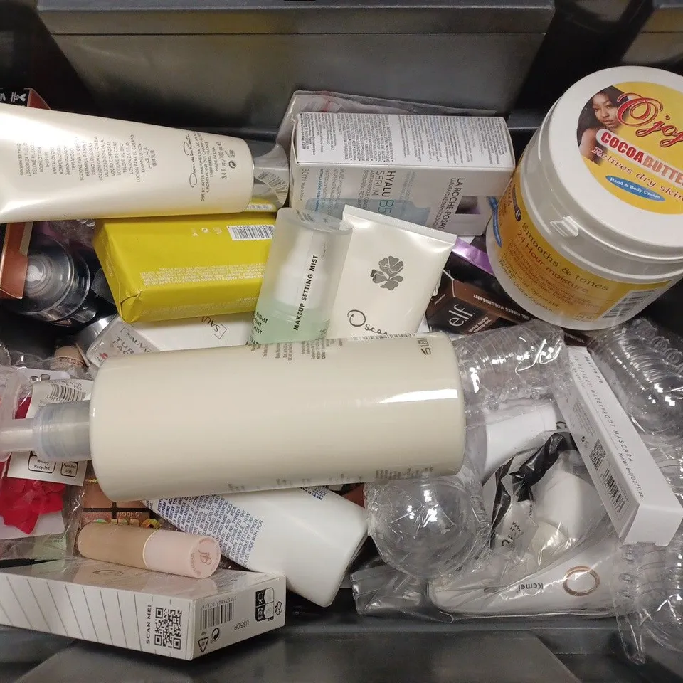 BOX OF APPROX 25 ASSORTED HEALTH AND BEAUTY ITEMS TO INCLUDE - OSCAN BODY LOTION - MALIN+GOETZ RUM BAR SOAP - OJOJOO COCOA BUTTER ECT