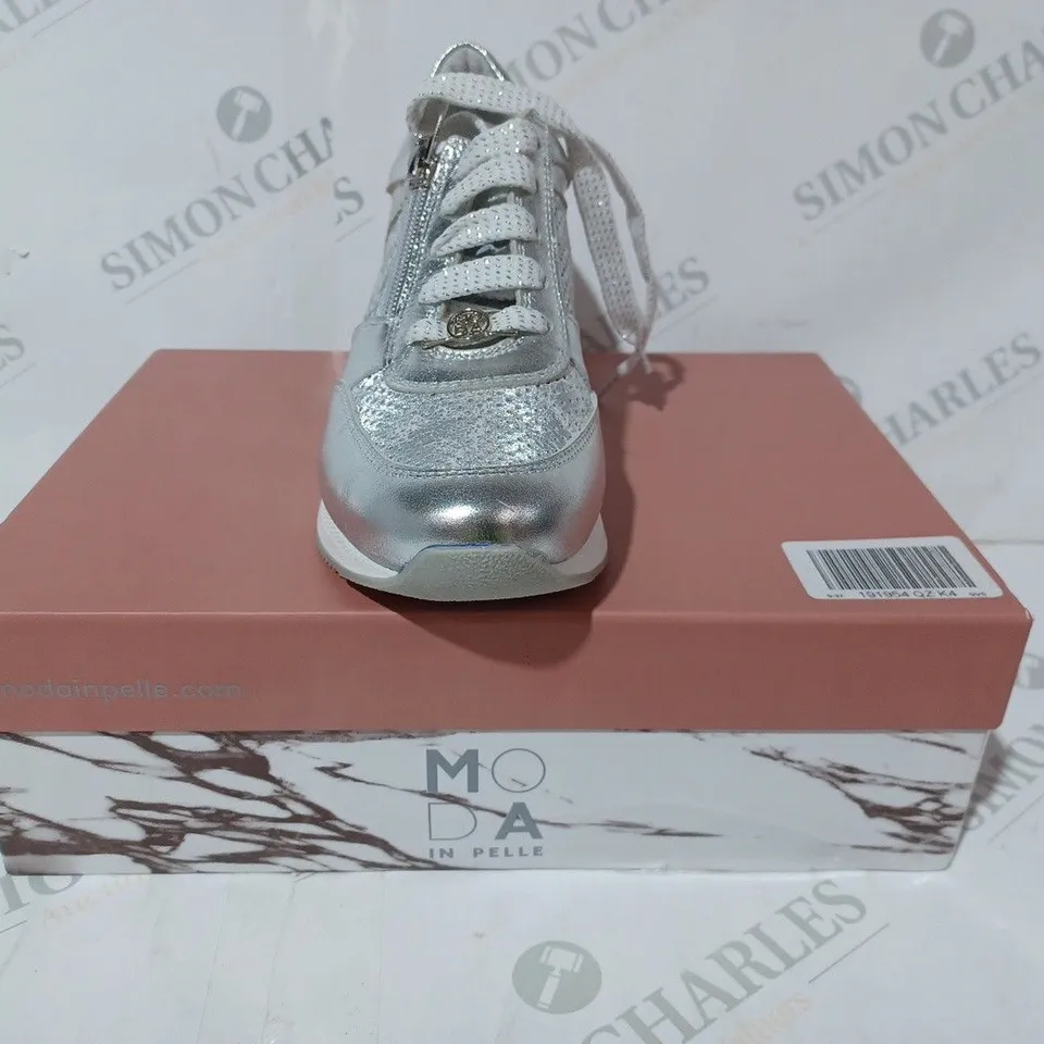 BOXED PAIR OF MODA IN PELLE SILVER PANELLED WEDGE STYLE TRAINER SIZE 4