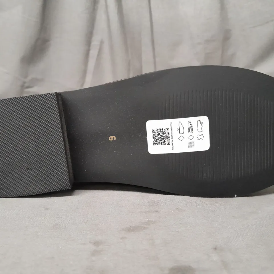 BOXED PAIR OF TOPSHOP LOAFERS IN BLACK W. GOLD EFFECT CHAIN SIZE 6