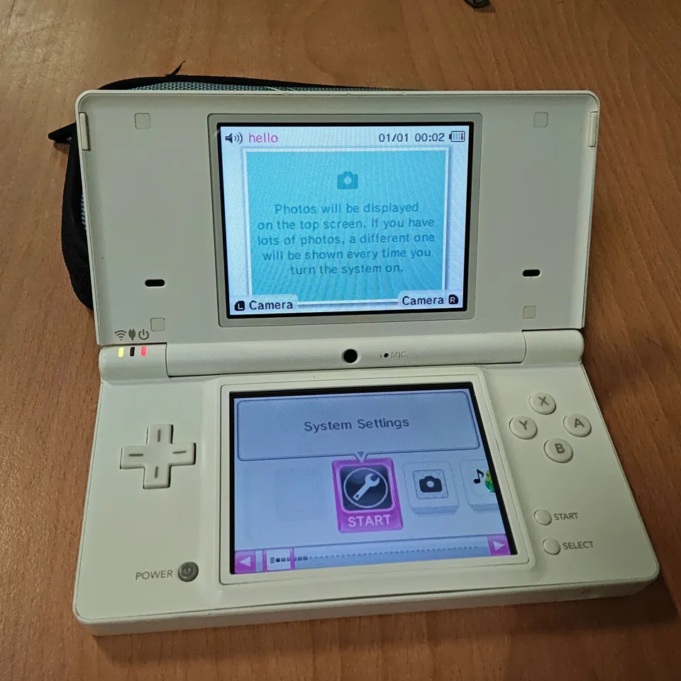 UNBOXED NINTENDO DS HANDHELD GAMES CONSOLE IN WHITE WITH POKÉMON CARRY CASE
