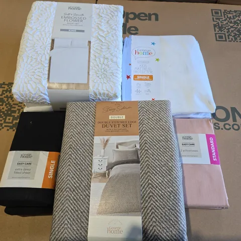 BOX OF APPROXIMATELY 9 ASSORTED BEDDING AND SOFT FURNISHING  ITEMS TO INCLUDE - KIDS MATTRESS PROTECTOR SINGLE , FITTED SHEET , DOUBLE STITCHED EDGE DUVET SET ETC