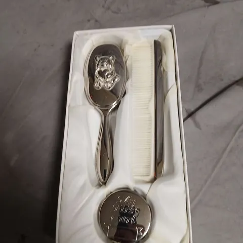 BABY GROOMING SET WITH SPOON, BRUSH & COMB – BOXED