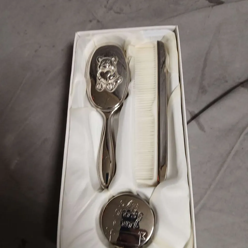 BABY GROOMING SET WITH SPOON, BRUSH & COMB – BOXED